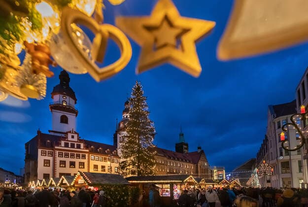 Festlich beleuchtet ist der Weihnachtsmarkt um das Rathaus in Chemnitz am 30.11.2019. Zwischen Pyramide, Schwibbogen und Weihnachtsbaum können Besucher bis zum 23.12. an mehr als 200 Ständen erzgebirgische Volkskunst, weihnachtliche Leckereien und Geschenke kaufen. Chemnitz Sachsen Deutschland