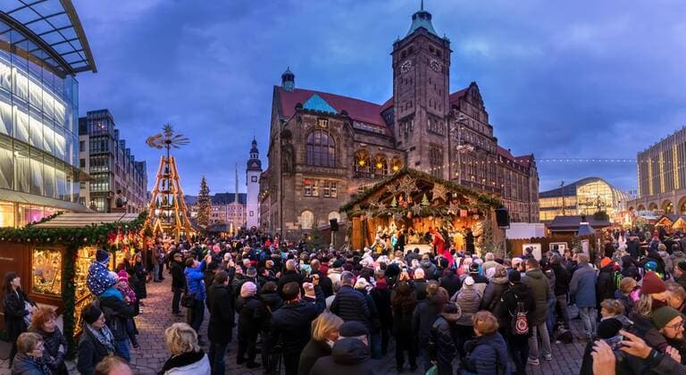 Festlich beleuchtet ist der Weihnachtsmarkt um das Rathaus in Chemnitz am 30.11.2019. Zwischen Pyramide, Schwibbogen und Weihnachtsbaum können Besucher bis zum 23.12. an mehr als 200 Ständen erzgebirgische Volkskunst, weihnachtliche Leckereien und Geschenke kaufen. Chemnitz Sachsen Deutschland