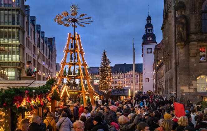 Festlich beleuchtet ist der Weihnachtsmarkt um das Rathaus in Chemnitz am 30.11.2019. Zwischen Pyramide, Schwibbogen und Weihnachtsbaum können Besucher bis zum 23.12. an mehr als 200 Ständen erzgebirgische Volkskunst, weihnachtliche Leckereien und Geschenke kaufen. Chemnitz Sachsen Deutschland