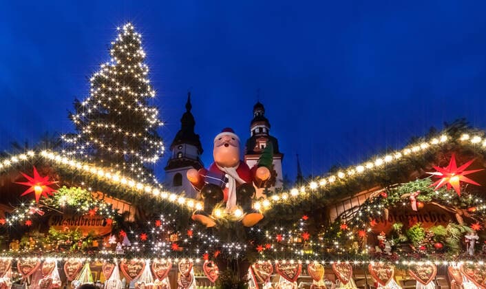 Festlich beleuchtet ist der Weihnachtsmarkt um das Rathaus in Chemnitz am 30.11.2019. Zwischen Pyramide, Schwibbogen und Weihnachtsbaum können Besucher bis zum 23.12. an mehr als 200 Ständen erzgebirgische Volkskunst, weihnachtliche Leckereien und Geschenke kaufen. Sterneffektfilter Chemnitz Sachsen Deutschland