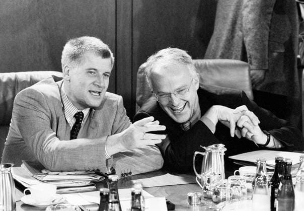 Die Bundesminister Horst SEEHOFER , CSU , und Juergen RUETTGERS , CDU , bei einer Kabinettsitzung im September 1997 Ministers Horst SEEHOFER , CSU , and Juergen RUETTGERS , CDU , during a cabinet meeting in September 1997 *** The Federal Ministers Horst SEEHOFER , CSU , and Juergen RUETTGERS , CDU , at a cabinet meeting in September 1997 Minister Horst SEEHOFER , CSU , and Juergen RUETTGERS , CDU , during a cabinet meeting in September 1997