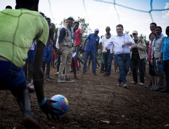 Bilder des Jahres 2019, News 12 Dezember News Themen der Woche KW48 News Bilder des Tages Bundesentwicklungsminister Gerd Mueller, CSU, und Bundesarbeitsminister Hubertus Heil spielen Fussball im Fluechtlingscamps Nguenyyiel, Aethiopien, 01.12.2019. Gambella Aethiopien *** Federal Development Minister Gerd Mueller, CSU, and Federal Labour Minister Hubertus Heil play football at refugee camp Nguenyyiel, Ethiopia, 01 12 2019 Gambella Ethiopia Copyright: xUtexGrabowsky photothek.netx