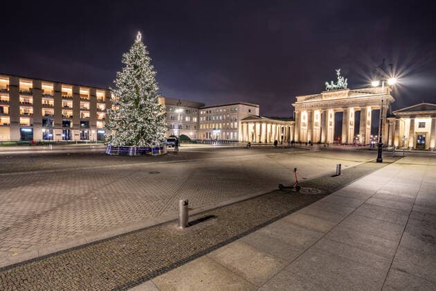 Bilder des Jahres 2019, News 12 Dezember News Themen der Woche KW48 News Bilder des Tages Weihnachtsbaum vor dem Brandenburger Tor, Seit dem 1.Dezember steht der Weihnactsbaum wieder beleuchtet vor dem Brandenburger Tor. Berlin Tiergarten Berlin Deutschland *** Christmas tree in front of the Brandenburg Gate, Since 1 December the Christmas tree has been illuminated again in front of the Brandenburg Gate Berlin Tiergarten Berlin Germany