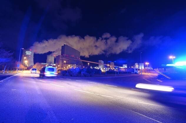 IMAGO Nature: Unsere Erde, Energiequellen, Kohlekraftwerke Dresden Lausitz - Massenaktion zivilen Ungehorsams: Ende Gelände bereitet sich auf Blockade-Wochenende vor 29.11.2019 Dresden, Zentralwerk & Kraftwerk Schwarze Pumpe Fotograf: LausitzNews Am Freitagabend trafen sich in Dresden im Zentralwerk hunderte Aktivisten dem Aktionsbündnis Ende Gelände, um sich gemeinsam auf die angekündigten Blockaden im Kohlerevier Lausitz vorzubereiten. Neben verschiedenen Workshops zu Themen wie rechtliche Lage, Gefahren im und um die Aktion und Sanitätsversorgung wurde bei einem Aktions-Plenum, bei welchem auch die Städte Berlin und Leipzig per Lifestream zugeschaltet waren, alles besprochen. Im Anschluss wurde die sogenannte Fingerformation trainiert, bei der die Aktivisten sich mit der Aufstellung zur Aktion befassten. Pressesprecher Johnny Parks berichtete, dass mehrere Copyright: xLausitzNewsx