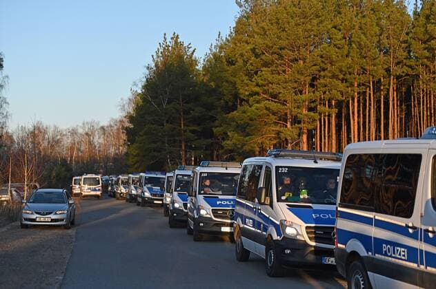 Dresden Lausitz - Massenaktion zivilen Ungehorsams: Ende Gelände bereitet sich auf Blockade-Wochenende vor 30.11.2019 Stand: 10:00 Uhr Jänschwalde, Kraftwerk und Kohleflöz Fotograf: LausitzNews UPDATE: Samstag, 30.11.2019 10:00 Uhr Derzeit laufen die Blockaden im Lausitzer Kohlerevier. In Jänschwalde sind mehrere hundert Aktivisten in den Kohleflöz eingedrungen und besetzten nach aktuellen Informationen die Förderanlagen. Am Kraftwerk Jänschwalde selbst blockieren ebenfalls mehrere hundert Teilnehmer die Bahngleise der Kohlebahn. Die Polizei berät aktuell zur weiteren Vorgehensweise. Der Zugverkehr musste gestoppt werden. Freitag, 29.11.2019: Am Freitagabend trafen sich in Dresden im Zentralwerk hunderte Aktivisten der Gruppe Ende Gelände, um sich gemeinsam auf die angekündigten Blockaden im Kohlerevier Lausitz vo Copyright: xLausitzNewsx