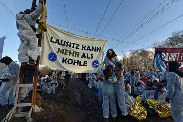 Dresden Lausitz - Massenaktion zivilen Ungehorsams: Ende Gelände bereitet sich auf Blockade-Wochenende vor 30.11.2019 Stand: 10:00 Uhr Jänschwalde, Kraftwerk und Kohleflöz Fotograf: LausitzNews UPDATE: Samstag, 30.11.2019 10:00 Uhr Derzeit laufen die Blockaden im Lausitzer Kohlerevier. In Jänschwalde sind mehrere hundert Aktivisten in den Kohleflöz eingedrungen und besetzten nach aktuellen Informationen die Förderanlagen. Am Kraftwerk Jänschwalde selbst blockieren ebenfalls mehrere hundert Teilnehmer die Bahngleise der Kohlebahn. Die Polizei berät aktuell zur weiteren Vorgehensweise. Der Zugverkehr musste gestoppt werden. Freitag, 29.11.2019: Am Freitagabend trafen sich in Dresden im Zentralwerk hunderte Aktivisten der Gruppe Ende Gelände, um sich gemeinsam auf die angekündigten Blockaden im Kohlerevier Lausitz vo Copyright: xLausitzNewsx