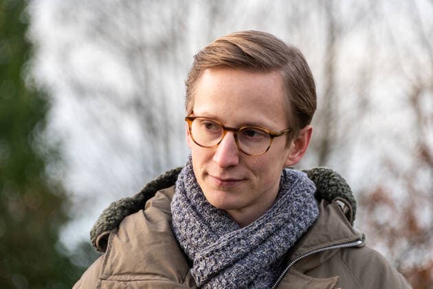 NINDORF. Fünf Monate nach dem Beginn der Aktion Einheitsbuddeln zum Tag der Deutschen Einheit haben Ministerpräsident Daniel Günther und Marc Fielmann, Vorstandsvorsitzender der Fielmann AG, den ersten Baum für einen neuen Wald in Schleswig-Holstein gepflanzt: Durch unsere Aktion sind bislang fast 122.000 Bäume zusammengekommen. Ein Ergebnis, auf das wir sehr stolz sind , sagte Günther heute (2. Dezember) in Nindorf. Gemeinsam pflanzten Daniel Günther und Marc Fielmann eine Flatterulme, den Baum des Jahres 2019. Nindorf Schleswig-Holstein Deutschland