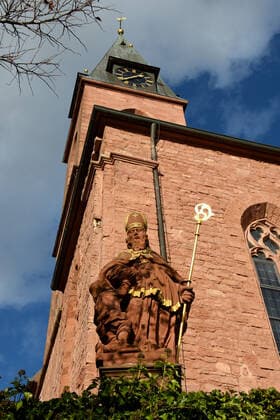 Deutschland, St.Martin, 01.12.2019 Die Pfarrkirche steht an einer ehemaligen Kreuzung zweier Römerstraßen. Um das Jahr 700 wurde hier eine erste kleine Wallfahrtskirche aus Holz errichtet, die dem fränkischen Nationalheiligen Martinus gewidmet war. Foto: die Statue des Schutzpatron St. Martin von Tours Pfarrkirche von St. Martin *** Germany, St Martin, 01 12 2019 The parish church stands at a former intersection of two Roman roads Around the year 700, the first small pilgrimage church made of wood was built here, dedicated to the Franconian national saint Martinus Photo the statue of the patron saint St Martin of Tours Parish church of St Martin
