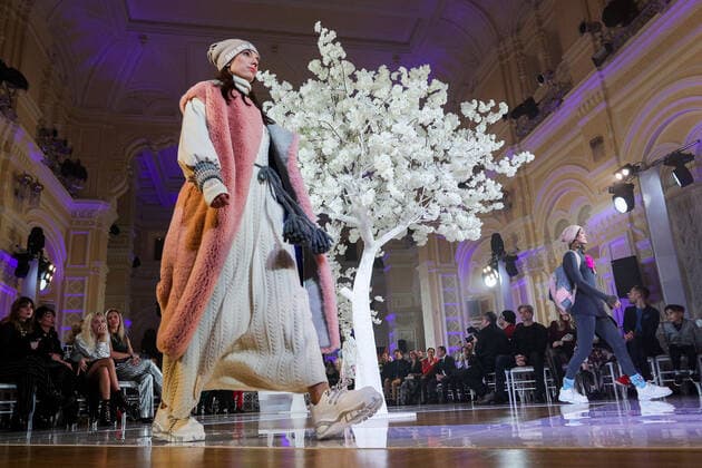 Bilder des Jahres 2019, Entertainment 12 Dezember Entertainment Bilder des Tages MOSCOW, RUSSIA - DECEMBER 3, 2019: A model wears a creation at a fashion show for a new children s collection Spokoinoi Nochi Malyshi! by Igor Gulyaev at the GUM department store; the name of the collection is a reference to a children s TV show. Gavriil Grigorov TASS  TS0C5C2C