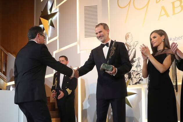 Cartoonist Jose Maria Nieto (L) receives the Mingote award from Spain s King Felipe VI (C) and Queen Letizia (2R); at 99th Mariano de Cavia , Luca de Tena and Mingote ABC Journalism Award in Madrid, Spain, 03 December 2019. Spain s Royal couple chair the 99th Mariano de Cavia , Luca de Tena and Mingote ABC Journalism Award !ACHTUNG: NUR REDAKTIONELLE NUTZUNG!  Copyright: xJuanjoxMartinx GRAF2797 20191203-637110058724360863