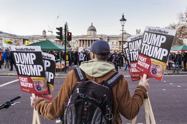 Bilder des Jahres 2019, News 12 Dezember News Bilder des Tages December 3, 2019, London, Greater London, United Kingdom: A protester holds many banners anti-Trump in a demonstration against 70th Anniversary NATO Summit celebrated in London. London United Kingdom - ZUMAa131 20191203_zap_a131_008 Copyright: xCelestinoxArcexLavinx
