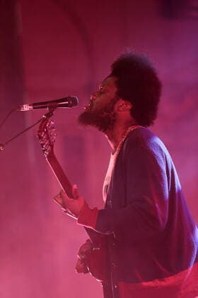 Michael Kiwanuka bei einem Konzert im Huxleys Neue Welt in Berlin, 3. Dezember 2019. Konzert von Michael Kiwanuka in Berlin