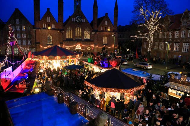 Weihnachtsmarkt in der Luebecker Innenstadt 01.12.2019, Hansestadt Luebeck, GER, Weihnachtsmarkt in der Luebecker Innenstadt im Bild picture shows Blick vom Riesenrad Cornelius auf dem Maritimen Weihnachtsmarkt am Koberg Platz beim Heiligen Geist Hospital
