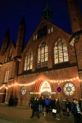 Weihnachtsmarkt in der Luebecker Innenstadt 01.12.2019, Hansestadt Luebeck, GER, Weihnachtsmarkt in der Luebecker Innenstadt im Bild picture shows Heiligen Geist Hospital Eingang