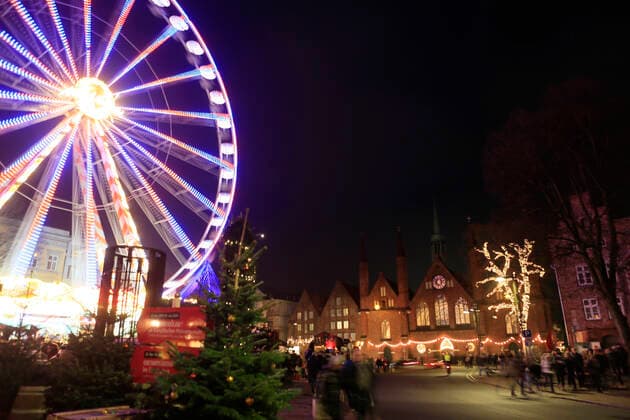Weihnachtsmarkt in der Luebecker Innenstadt 01.12.2019, Hansestadt Luebeck, GER, Weihnachtsmarkt in der Luebecker Innenstadt im Bild picture shows Riesenrad Cornelius auf dem Maritimen Weihnachtsmarkt am Koberg Platz beim Heiligen Geist Hospital