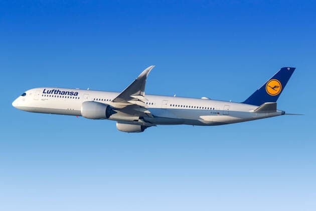 Lufthansa Airbus A350-900 Flugzeug Flughafen München München, Deutschland - 26. Oktober 2019: Ein Airbus A350-900 der Lufthansa mit dem Kennzeichen D-AIXB auf dem Flughafen München (MUC) in Deutschland.