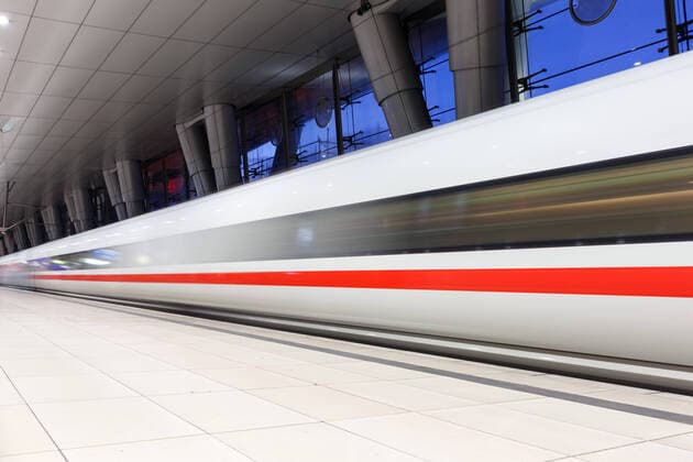 ICE Zug im Bahnhof Flughafen Frankfurt FRA Fernbahnhof Frankfurt, Deutschland - 20. November 2019: ICE Zug im Bahnhof des Flughafen Frankfurt (FRA) in Deutschland.
