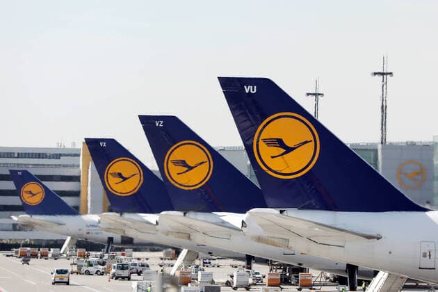 20.03.2019, Frankfurt am Main, Hessen, GER - Seitenleitwerke von Flugzeugen der Lufthansa. (Airline, Airport, Anschnitt, aussen, Aussenaufnahme, Detail, Detailaufnahme, deutsch, Deutsche Lufthansa, Deutschland, Dienstleistung, Emblem, Europa, europaeisch, Flieger, Fluggesellschaft, Flughafen, Flughafen Frankfurt, Fluglinie, Flugreise, Flugtechnik, Flugverkehr, Flugzeuge, Frankfurt, Frankfurt Airport, Frankfurt am Main, Fraport, Gesellschaft, Heckfluegel, Hecks, Hessen, Jets, Kraniche, Logos, Luft, Luftfahrtgesellschaft, Luftfahrtunternehmen, Lufthansa, Maschinen, niemand, Passagierflugzeuge, Passagiermaschinen, QF, Querformat, Seitenleitwerke, Symbol, Symbolfoto, Symbolik, symbolisch, Unternehmen, Verkehr, Verkehrsmaschinen, Verkehrsmittel, Westeuropa, Wirtschaft. Luftfahrt, zivile Luftfahrt, Zivilluftfahrt) 190320D523FRANKFURT.JPG *** 2