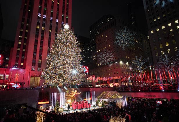 Bilder des Jahres 2019, News 12 Dezember News Bilder des Tages The Christmas tree lights are turned on for the first time at the 87th annual Christmas Tree Lighting Ceremony at Rockefeller Center in New York City on Wednesday, December 4, 2019.  NYP20191204103 JOHNxANGELILLO