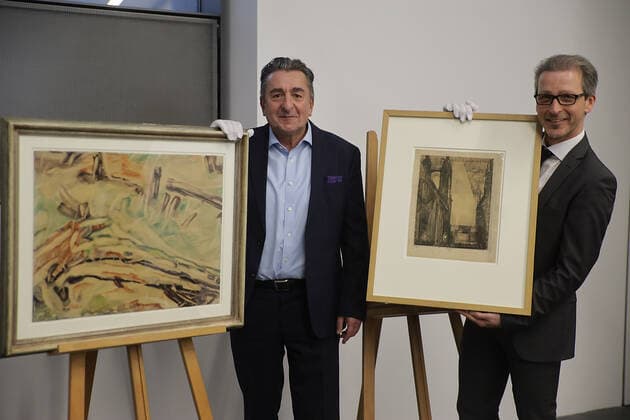 Bilder des Jahres 2019, Entertainment 12 Dezember Entertainment Bilder des Tages 04.12.2019 Kunstmuseum Moritzburg Rückkauf zweier Werke der entarteten Kunst Feininger Kohlezeichnung Marktkirche Halle 1929 und Aquarell Studie nach einem Baumstamm von Christian Rohlfs auf Foto staatssekretär Dr. Gunnar Schellenberger und Thomas Bauer-Friedrich Direktor des Kunstmuseums Moritzburg ( rechts ) copyright *** 04 12 2019 Kunstmuseum Moritzburg buyback of two works of the degenerate Kunst Feininger charcoal drawing Marktkirche Halle 1929 and watercolour study after a tree trunk by Christian Rohlfs on photo by State Secretary Dr Gunnar Schellenberger and Thomas Bauer Friedrich Director of the Kunstmuseum Moritzburg right copyright