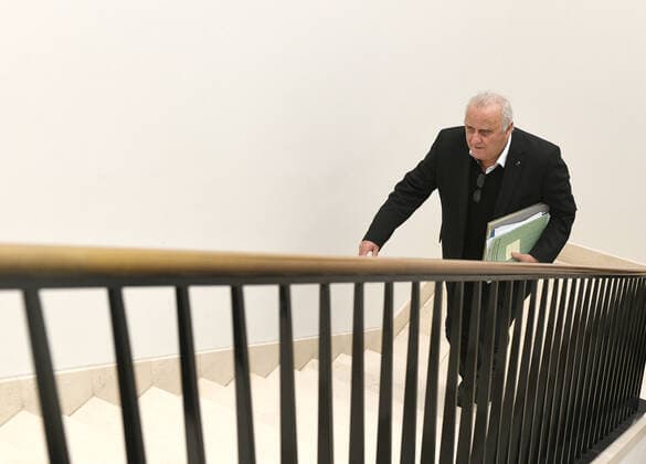 Sitzung des Saarländischen Landtages am Mittwoch (04.12.2019) in Saarbrücken. Die Abgeordneten befassen sich in der Sitzung unter anderem mit der Situation bei den Gusswerken Saarbrücken. Im Bild: Innenminister Klaus Bouillon (CDU) auf dem Weg zur Sitzung.