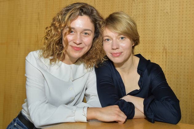 Fototermin Moderatoren mit Statuetten EFA 2019 Die Moderatoren Aiste Dirziute, Anna Brueggemann Fototermin zur Vorstellung des EFA ( European Film Awards 2019) im Haus der der Berliner Festspiele in Berlin am 04.12.2019