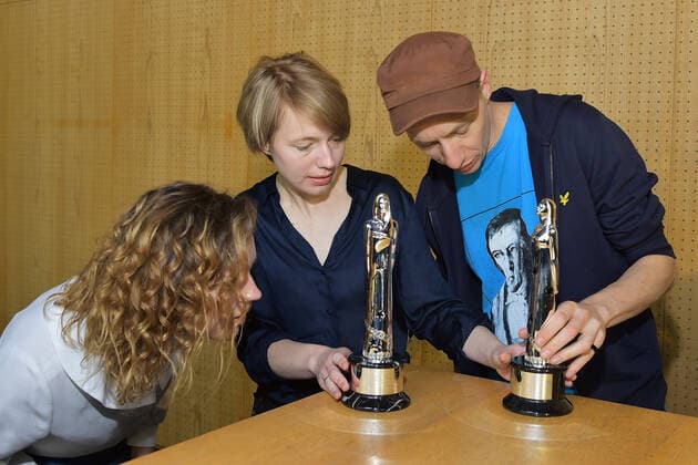 Fototermin Moderatoren mit Statuetten EFA 2019 Die Moderatoren Aiste Dirziute, Anna Brueggemann, Dietrich Brueggemann Fototermin zur Vorstellung des EFA ( European Film Awards 2019) im Haus der der Berliner Festspiele in Berlin am 04.12.2019