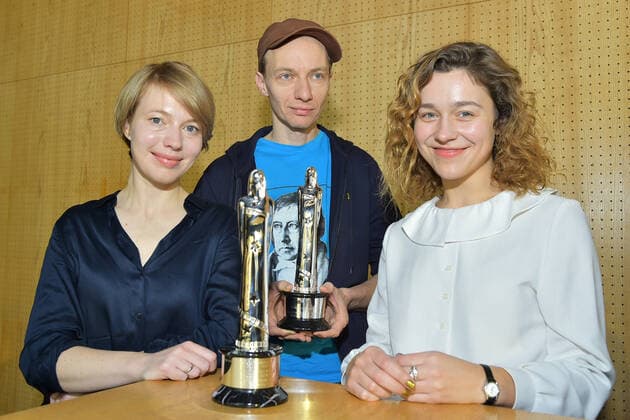 Fotoshootings der letzten Wochen Fototermin Moderatoren mit Statuetten EFA 2019 Die Moderatoren Aiste Dirziute, Anna Brueggemann, Dietrich Brueggemann Fototermin zur Vorstellung des EFA ( European Film Awards 2019) im Haus der der Berliner Festspiele in Berlin am 04.12.2019