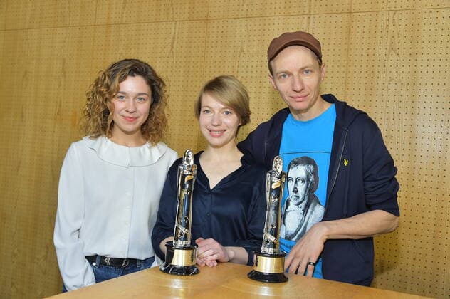 Entertainment Bilder des Tages Fototermin Moderatoren mit Statuetten EFA 2019 Die Moderatoren Aiste Dirziute, Anna Brueggemann, Dietrich Brueggemann mit den Satuetten Fototermin zur Vorstellung des EFA ( European Film Awards 2019) im Haus der der Berliner Festspiele in Berlin am 04.12.2019