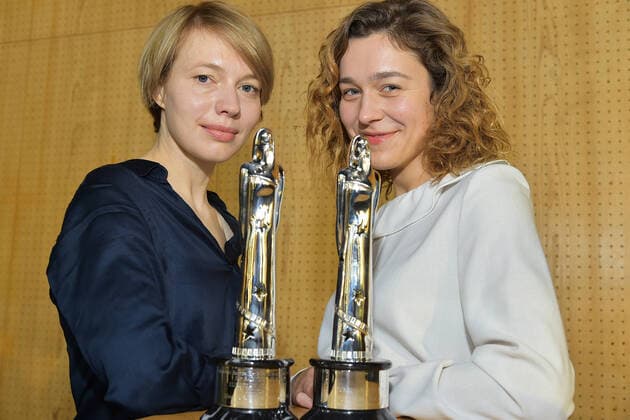 Fototermin Moderatoren mit Statuetten EFA 2019 Die Moderatoren Aiste Dirziute, Anna Brueggemann Fototermin zur Vorstellung des EFA ( European Film Awards 2019) im Haus der der Berliner Festspiele in Berlin am 04.12.2019