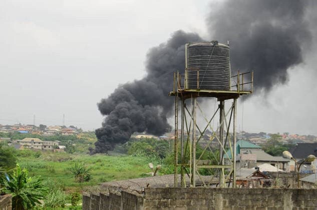 Bilder des Jahres 2019, News 12 Dezember News Bilder des Tages (191205) -- LAGOS, Dec. 5, 2019 -- Smoke rises following an oil pipeline explosion in Lagos, Nigeria, Dec. 5, 2019. At least one person was killed Thursday following an oil pipeline explosion in Nigeria s southwestern city of Lagos, an official with the emergency management agency said. The incident sent a wave of panic to locals around the Egbe-Idimu neighborhood, a suburb of Lagos, Nigeria s most populous city. (Photo by Olatunji Xinhua) NIGERIA-LAGOS-OIL PIPELINE-EXPLOSION Obasa 