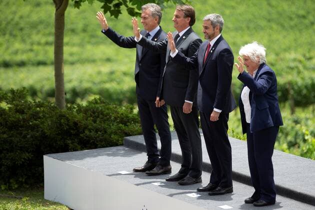 Bilder des Jahres 2019, News 12 Dezember News Bilder des Tages Argentine President Mauricio Macri (L), Brazilian President Jair Bolsonaro (2-L), Paraguayan President Mario Abdo (2-R) and Uruguayan Vice President Lucia Topolansky (R), wave at the beginning of the Mercosur summit at the Spa de Vinho Hotel in Bento Goncalves, Brazil, 05 December 2019. Bolsonaro opened on Thursday the semiannual summit of Mercosur and reaffirmed the liberal course adopted by the block, on which he warned that he cannot accept ideological setbacks. The summit, in which Paraguay will receive from Brazil the temporary presidency of the block, is held in Bento Gonçalvez, in the southern state of Rio Grande do Sul, and has been preceded by technical and foreign ministers meetings. Semiannual Mercosur Summit in Brazil !ACHTUNG: NUR REDAKTIONELLE NUTZUNG!  Copyright: xJoedsonxAlvesx AME3034 20191205-637111681127861429