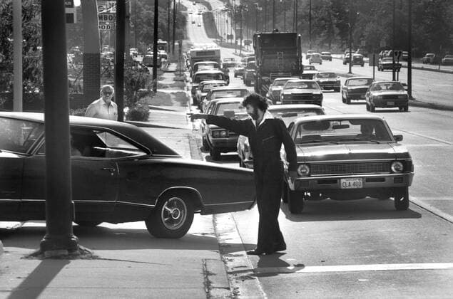 IMAGO History, Ölpreiskrise 1973 Man Directing Line of Cars at Gas Station during Oil Crisis, Maryland, USA, photograph by Thomas J. O Halloran, June, 15 1979  Copyright: xCircaxImagesx ghi-circa07474