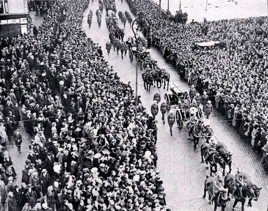 Irlande Cortege de funerailles des officiers anglais tues a Dublin le Monde illustre en 1920. Credit: Collection KHARBINE-TAPABOR.