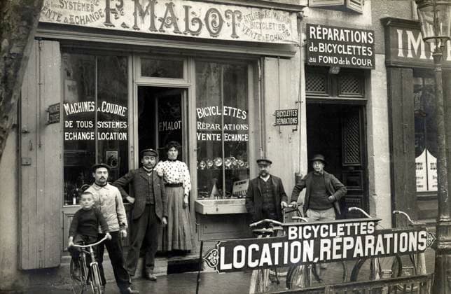 CYCLISME annees 1900 Devanture d un magasin de cycles F. MALOT Machine a coudre et Bicyclettes. Photographie anonyme pour une carte postale vers 1907. Credit : Collection IM KHARBINE-TAPABOR. *** CYCLING 1900s Front of a bicycle shop F MALOT Sewing machine and bicycles Anonymous photograph for a postcard around 1907 Credit Collection IM KHARBINE TAPABOR  KH177072