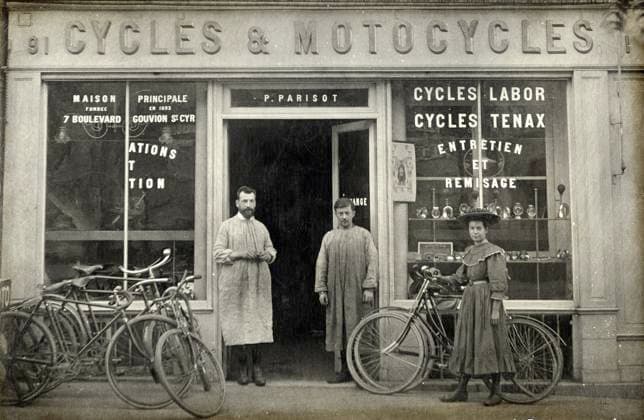 CYCLISME annees 1900 Devanture d un magasin de cycles et motocyclettes , entretien , remisage et reparation, boulevard Gouvion Saint Cyr a Paris, Porte de Champerret. Photographie anonyme pour une carte postale vers 1905. Credit : Collection IM KHARBINE-TAPABOR. *** CYCLING in the 1900s Front of a bicycle and motorcycle shop, maintenance, storage and repair, boulevard Gouvion Saint Cyr in Paris, Porte de Champerret Anonymous photograph for a postcard around 1905 Credit Collection IM KHARBINE TAPABOR  KH177080