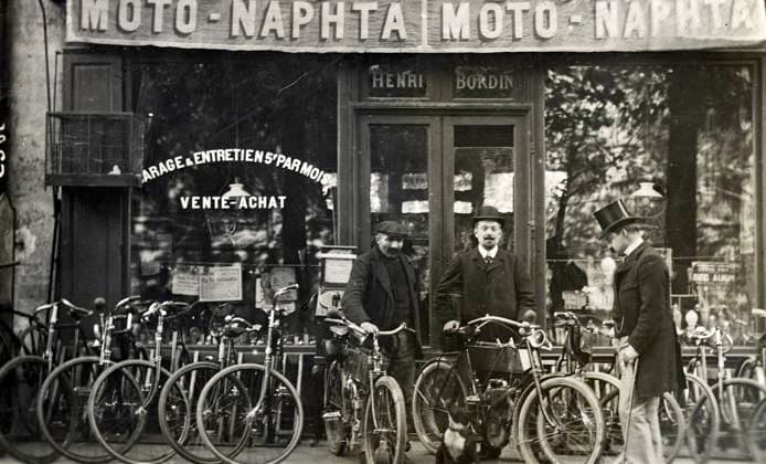 CYCLISME annees 10 Magasin de cycles. Photographie anonyme pour une carte postale vers 1910. Credit : Collection IM KHARBINE-TAPABOR. *** CYCLING 10 years old Cycle shop Anonymous photography for a postcard around 1910 Credit Collection IM KHARBINE TAPABOR  KH177093