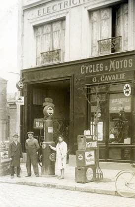 CYCLISME annees 20 Magasin de cycles et de motos, avec pompe a essence. Photographie anonyme pour une carte postale vers 1907. Credit : Collection IM KHARBINE-TAPABOR. *** CYCLING in the 20s Cycle and motorcycle shop, with gas pump Anonymous photo for a postcard around 1907 Credit Collection IM KHARBINE TAPABOR  KH177095