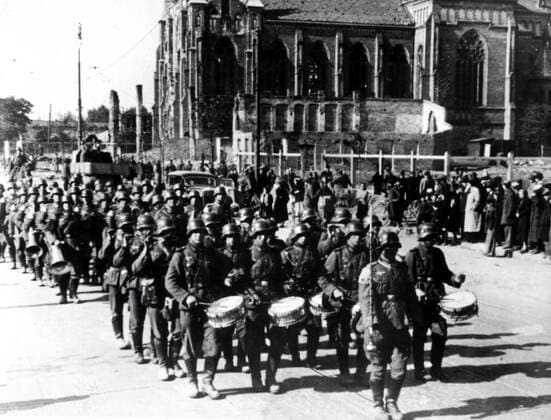 Guerre mondiale 1939-1945 L Allemagne envahit la Pologne: l entree des troupes allemandes a Varsovie le 04 10 1939 au debut de la 2eme guerre mondiale. Credit: Collection Kharbine-Tapabor. *** World War 1939 1945 Germany invades Poland at the entrance of German troops in Warsaw on 04 10 1939 at the beginning of World War II Credit Collection Kharbine Tapabor  KH17804
