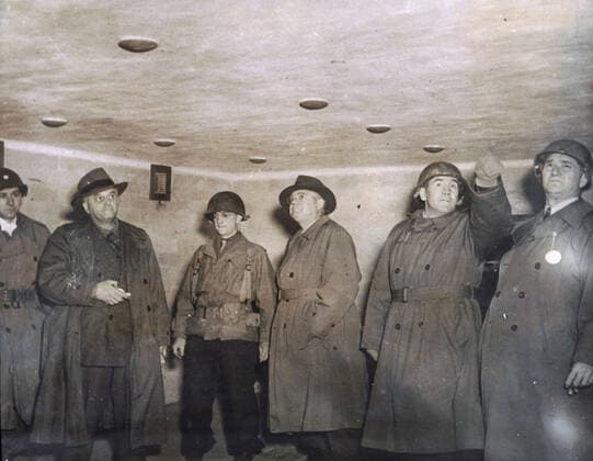 IMAGO History, Zweiter Weltkrieg: 1939 - 1945 2e GM Fin de la 2e Guerre Mondiale, decouverte des camps de concentration: les membres du Congres de Etats Unis visitant les chambres a gaz de Dachau . Credit: Coll. Kharbine Tapabor