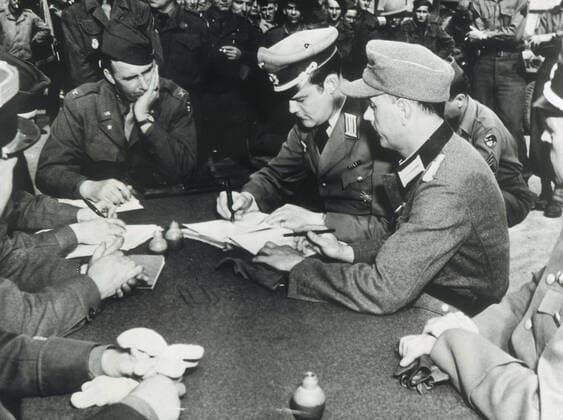 Debarquement de juin 1944 Signature de la reddition allemande a Saint-Nazaire le 8 Mai 1945. A droite, le general Werner Junk, commandant de la garnison allemande a St Nazaire; a gauche le colonel John W. Koating, chef de la 66eme division americaine, et le major general Horman F. Krammer, chef de la 66eme division alliee. Credit : Collection NB Kharbine-Tapabor. *** Landing in June 1944 Signing of the German surrender in Saint Nazaire on May 8, 1945 On the right, General Werner Junk, commander of the German garrison in St Nazaire on the left Colonel John W Koating, head of the 66th American Division, and Major General Horman F Krammer, head of the 66th Allied Division Credit Collection NB Kharbine Tapabor  KH28175