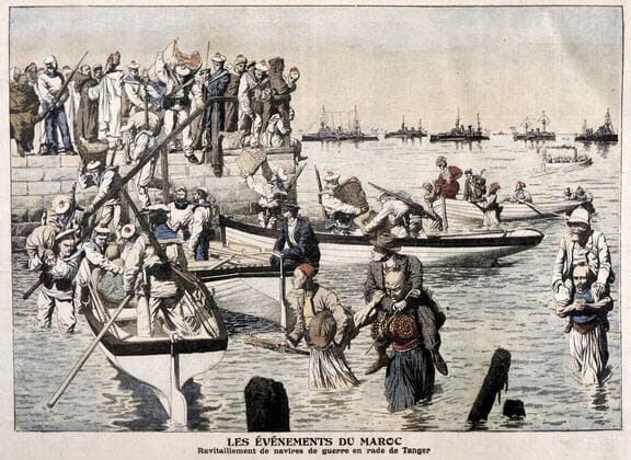 Maroc Les evenements du Maroc : ravitaillement de navires de guerre en rade de Tanger . Illustration du Petit Journal de decembre 1906. Credit : Collection KHARBINE-TAPABOR.