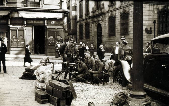 Guerre d Espagne Miliciens place Saint Jaime a Barcelone pendant la guerre d Espagne vers 1937. Carte postale editee par le Comisariat de Propaganda de la Generalitat de Catalunya. Credit: Collection IM KHARBINE-TAPABOR. *** War of Spain Militiamen place Saint Jaime in Barcelona during the war of Spain around 1937 Postcard published by the Comisariat de Propaganda de la Generalitat de Catalunya Credit Collection IM KHARBINE TAPABOR  KH50112