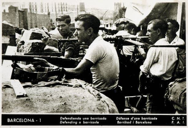 Guerre d Espagne Defense d une barricade par les republicains pendant la guerre d Espagne vers 1937. Carte postale editee par la CNT-FAI (mouvement anarchiste). Credit: Collection IM KHARBINE-TAPABOR. *** Spanish War Defense of a barricade by the republicans during the Spanish War around 1937 Postcard published by the CNT FAI anarchist movement Credit Collection IM KHARBINE TAPABOR  KH50121