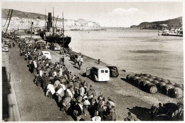Guerre d Espagne Caravanes de miliciens (republicains) traversant Port-Vendres pendant la guerre d Espagne vers 1939. Carte postale editee par A.P.A (Poux, Albi). Credit: Collection IM KHARBINE-TAPABOR. *** War of Spain Caravans of republican militiamen crossing Port Vendres during the Spanish War around 1939 Postcard published by A P A P A Poux, Albi Credit Collection IM KHARBINE TAPABOR  KH50174