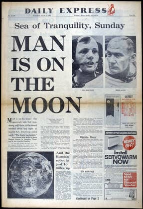 Lune Man is on the moon , l homme est sur la lune, en couverture du Daily Express de juillet 1969. Credit : Collection KHARBINE-TAPABOR.