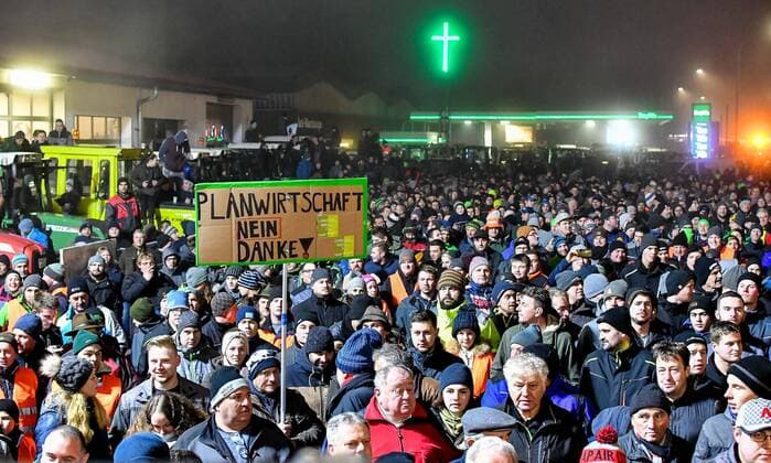 Bilder des Jahres 2019, News 12 Dezember News Bilder des Tages GER, Bauern-Demonstration in Memmingen 05.12.2019, Baywa-Gelaende, Memmingen, GER, Bauern-Demonstration in Memmingen, Ueber 4000 Bauern demonstrierten mit fast 3000 Traktoren in Memmingen. Organisiert wurde die Demo von Land schafft Verbindung . Auf der anschliesenden Kundgebung sprach ua. die bayr. Landwirtschaftsministerin Michaela Kaniber, im Bild protestierende Landwirte *** GER, farmers demonstration in Memmingen 05 12 2019, Baywa area, Memmingen, GER, farmers demonstration in Memmingen, more than 4000 farmers demonstrated with almost 3000 tractors in Memmingen The demonstration was organized by Land schafft Verbindung At the following rally, Bavarian Minister of Agriculture Michaela Kaniber spoke, farmers protesting in the picture nphxHafner nph00200