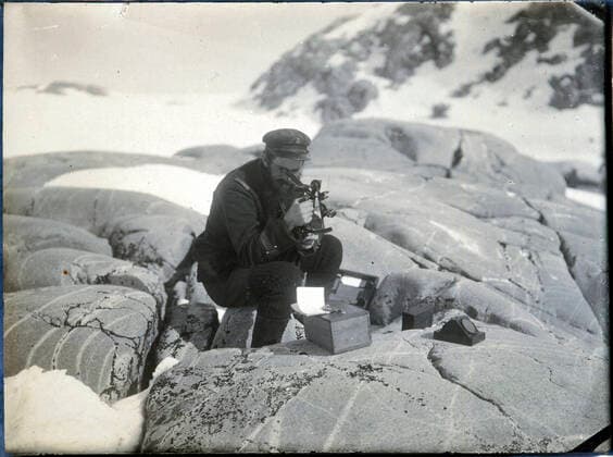 Commandant CHARCOT A. Matha de l expedition du commandant Charcot au pole sud entre 1903 et 1905 calculant leur position avec un sextant. Photographie PLENEAU P. (19-20 s.). Credit: KHARBINE-TAPABOR COLL. S. Kakou.