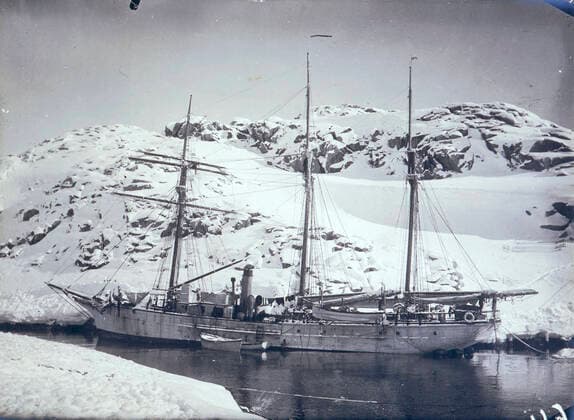 Commandant CHARCOT Le Francais au pole sud lors de l expedition de Charcot de 1903-1905. Photographie PLENEAU P. (19-20 s.). Credit: KHARBINE-TAPABOR COLL. S. Kakou.