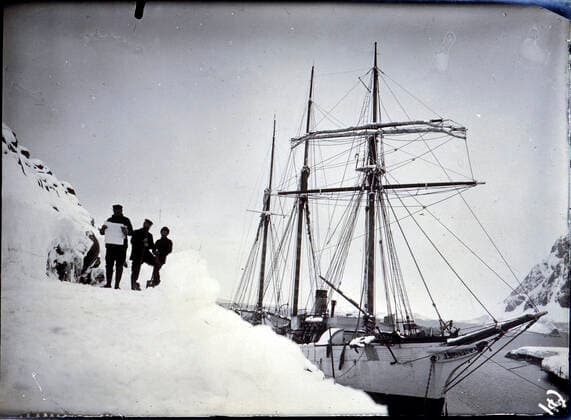 Commandant CHARCOT L equipage de l expedition de Charcot tracant l avenue Victor Hugo a la sortie du bateau Le Francais amarre a la banquise. Photographie PLENEAU P. (19-20 s.) lors du voyage au pole sud du commandant charcot de 1903 a 1905. Credit: KHARBINE-TAPABOR COLL. S. Kakou.
